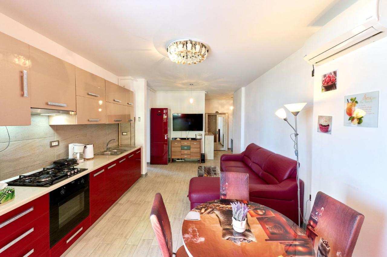 Glamour Red Apartment 22 In Spa Pool Resort Mamaia Exterior photo