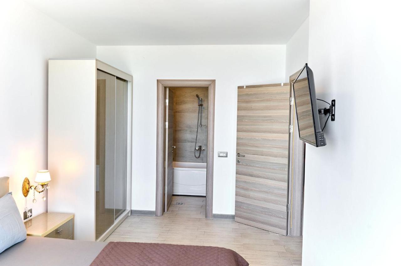 Glamour Red Apartment 22 In Spa Pool Resort Mamaia Exterior photo